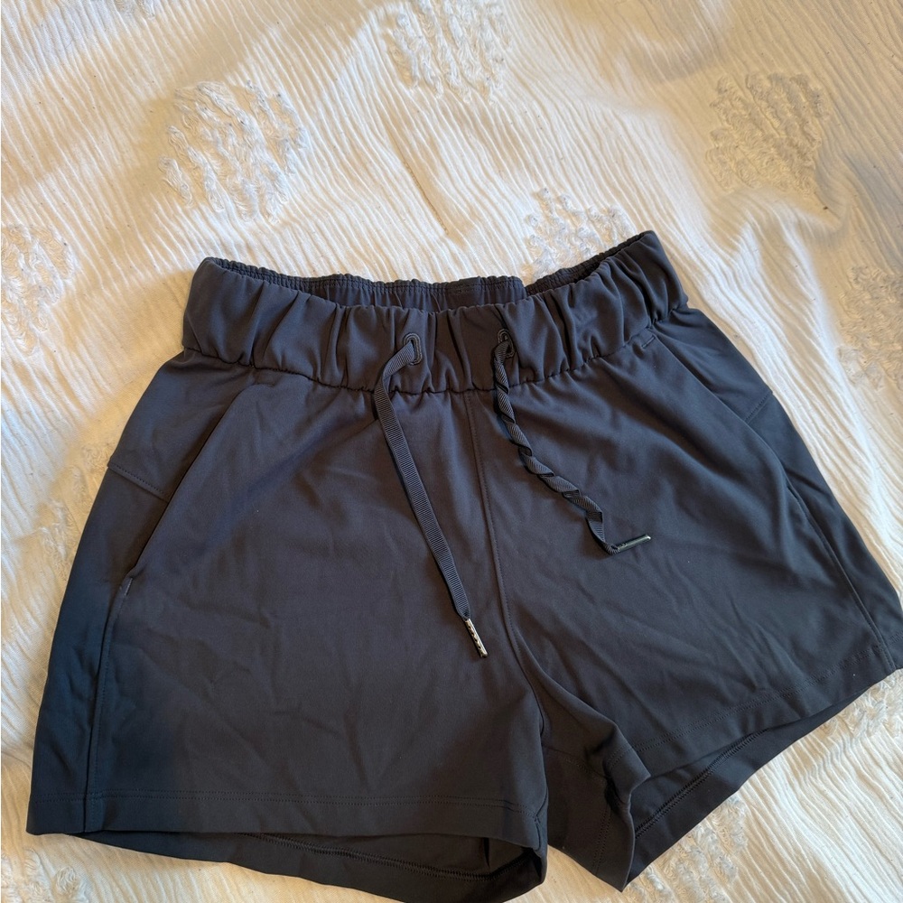 Lululemon On the fly shorts